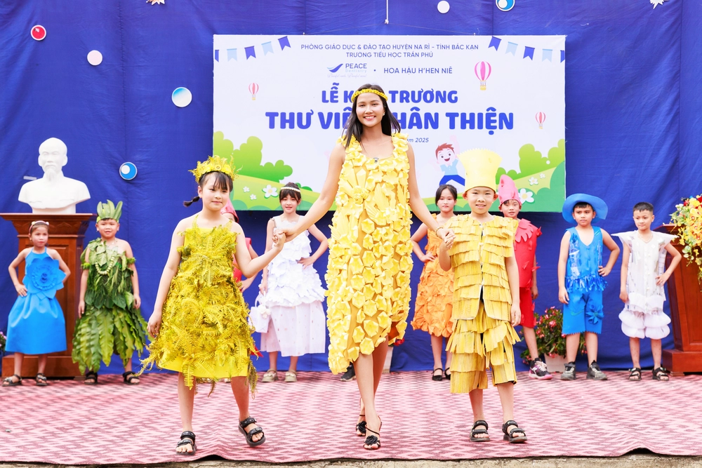 H’Hen Niê khánh thành 02 thư viện thân thiện tại Bắc Kạn - Ảnh 3.