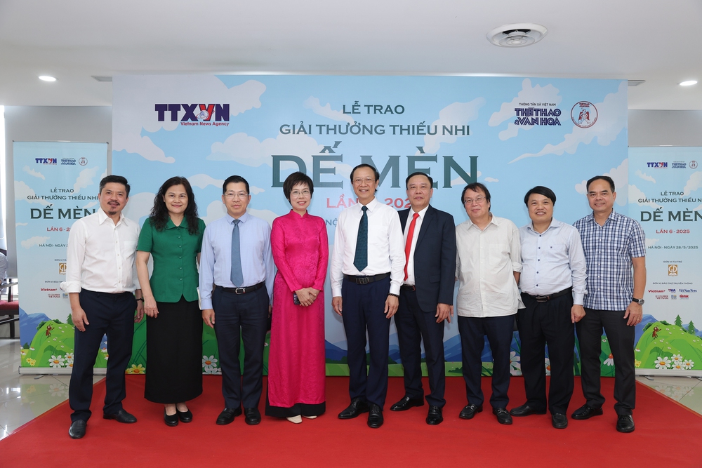 Những &quot;khoảnh khắc vàng&quot; của Lễ trao Giải thưởng Thiếu nhi Dế Mèn lần 6 - 2025 - Ảnh 1.