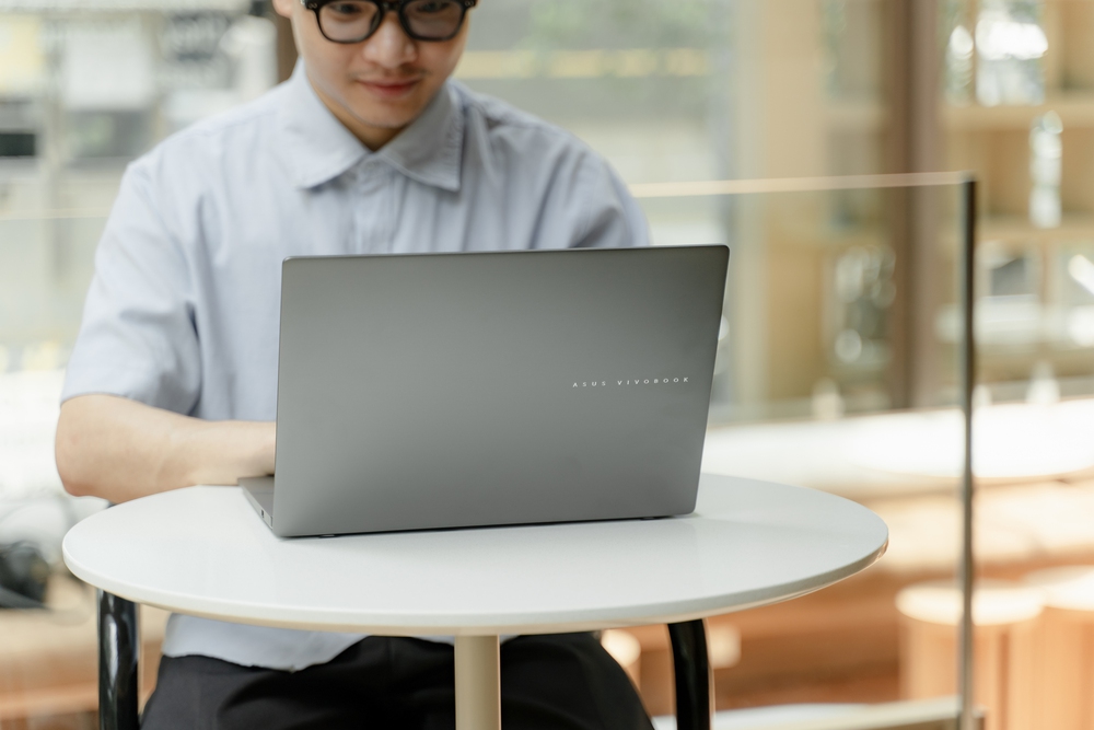 ASUS ra mắt Vivobook với thời lượng pin lâu tới 20 giờ - Ảnh 1.