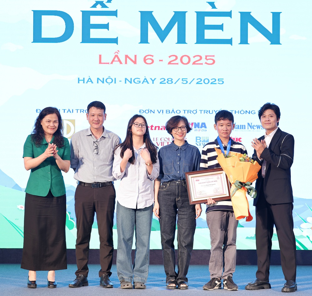 Trao giải thưởng Thiếu nhi Dế Mèn lần 6 - 2025: "Tấn phong" Hiệp sĩ Dế Mèn cho nhạc sĩ đầu tiên - Ảnh 2. Trao giải thưởng Thiếu nhi Dế Mèn lần 6 - 2025: "Tấn phong" Hiệp sĩ Dế Mèn cho nhạc sĩ đầu tiên - Ảnh 2.