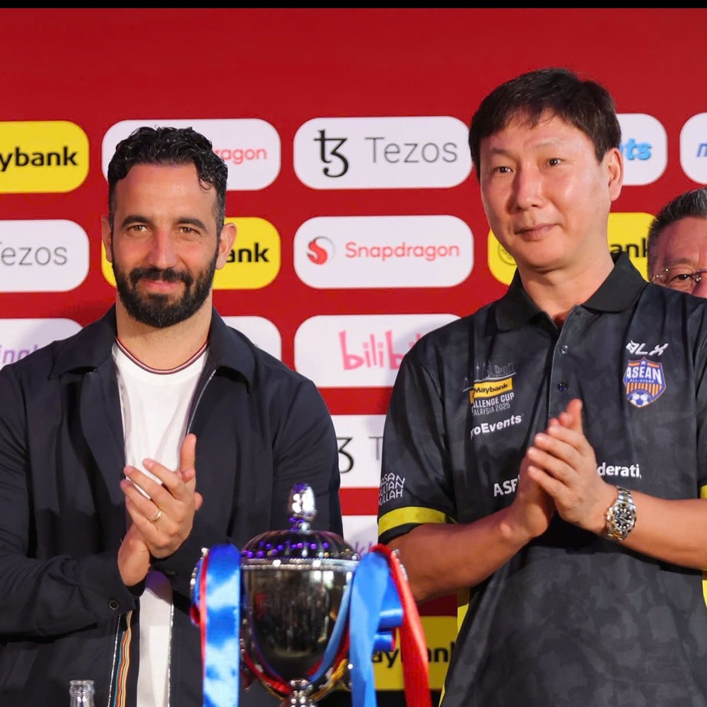Tin nóng bóng đá Việt hôm nay 29/5: HLV Kim Sang Sik hạnh phúc khi thắng MU; Hai Long đổi áo với Bruno Fernandes - Ảnh 1.