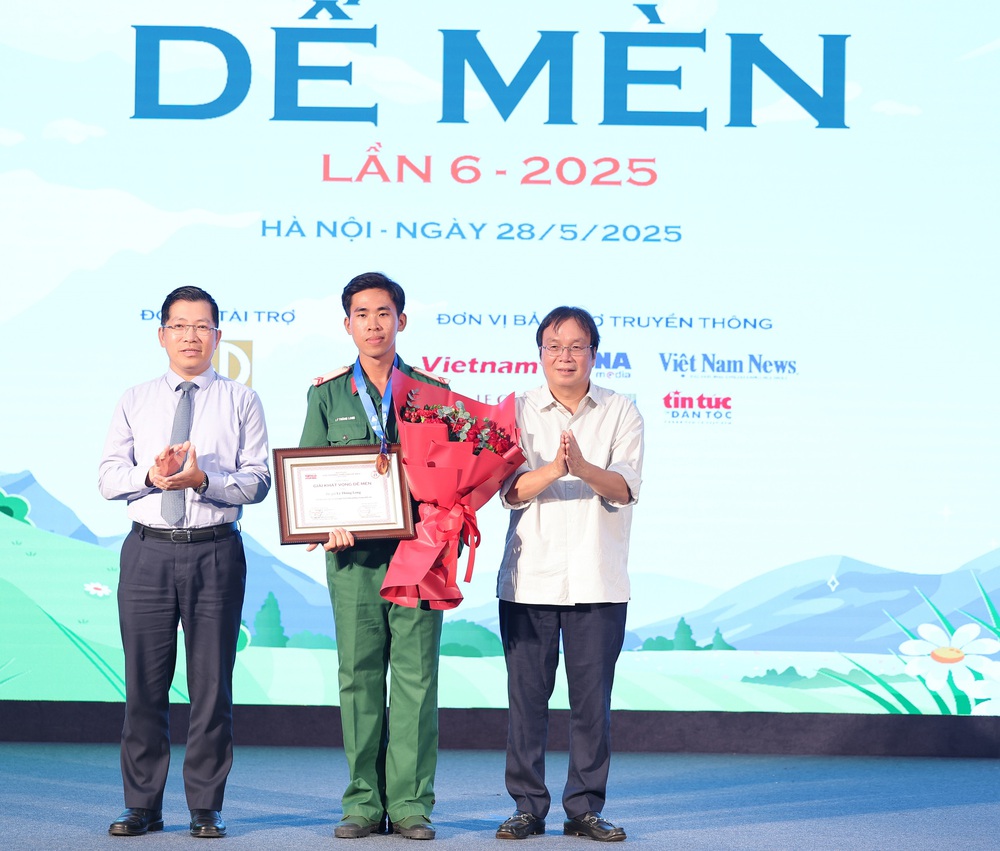 Trao giải thưởng Thiếu nhi Dế Mèn lần 6 - 2025: "Tấn phong" Hiệp sĩ Dế Mèn cho nhạc sĩ đầu tiên - Ảnh 1. Trao giải thưởng Thiếu nhi Dế Mèn lần 6 - 2025: "Tấn phong" Hiệp sĩ Dế Mèn cho nhạc sĩ đầu tiên - Ảnh 1.