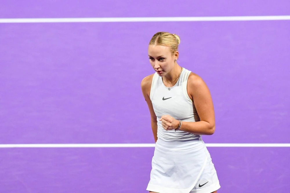 Vẻ quyến rũ khó cưỡng của tay vợt Nga được ví với Maria Sharapova - Ảnh 1.