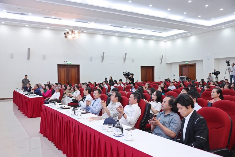 Trao giải thưởng Thiếu nhi Dế Mèn lần 6 - 2025: "Tấn phong" Hiệp sĩ Dế Mèn cho nhạc sĩ đầu tiên - Ảnh 5. Trao giải thưởng Thiếu nhi Dế Mèn lần 6 - 2025: "Tấn phong" Hiệp sĩ Dế Mèn cho nhạc sĩ đầu tiên - Ảnh 5.