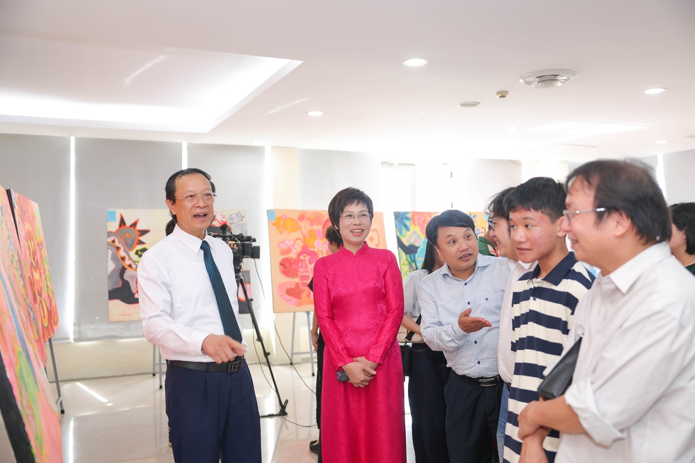 Trao giải thưởng Thiếu nhi Dế Mèn lần 6 - 2025: "Tấn phong" Hiệp sĩ Dế Mèn cho nhạc sĩ đầu tiên - Ảnh 4. Trao giải thưởng Thiếu nhi Dế Mèn lần 6 - 2025: "Tấn phong" Hiệp sĩ Dế Mèn cho nhạc sĩ đầu tiên - Ảnh 4.