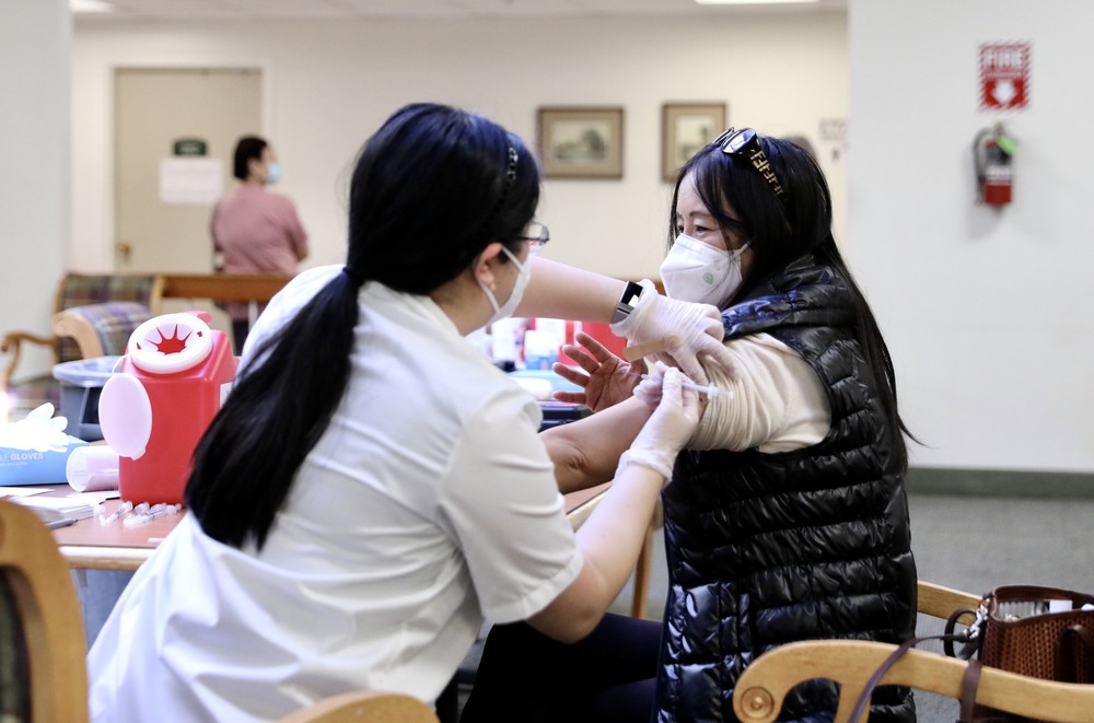 CDC Mỹ bỏ khuyến cáo tiêm vaccine ngừa COVID-19 với trẻ em và thai phụ khỏe mạnh - Ảnh 1.