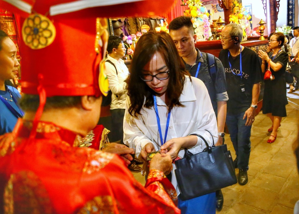 Ra mắt tour đêm “Tiếng chuông Trấn Vũ” - Ảnh 5. Ra mắt tour đêm “Tiếng chuông Trấn Vũ” - Ảnh 5.