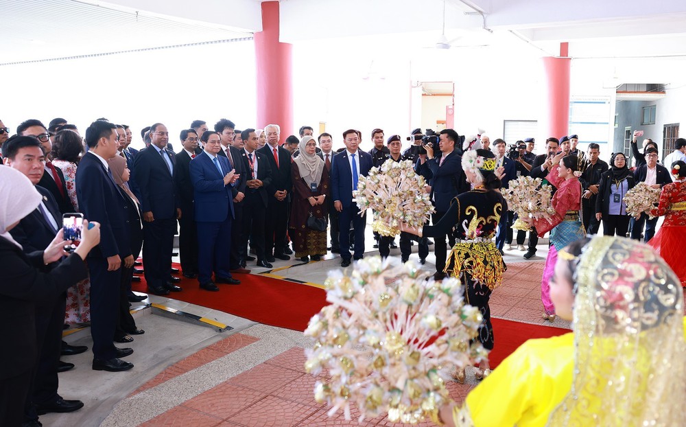 Thủ tướng Phạm Minh Chính đối thoại với sinh viên Trường Đại học Quốc gia Malaysia - Ảnh 2.