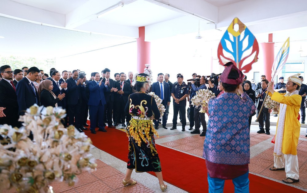 Thủ tướng Phạm Minh Chính đối thoại với sinh viên Trường Đại học Quốc gia Malaysia - Ảnh 3.