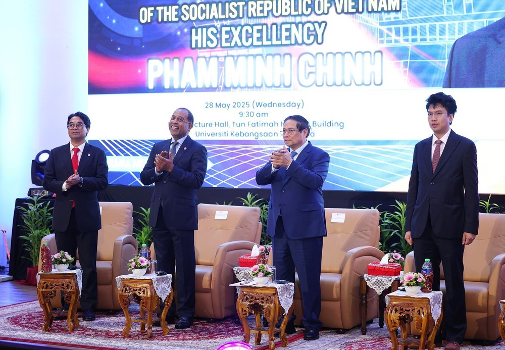 Thủ tướng Phạm Minh Chính đối thoại với sinh viên Trường Đại học Quốc gia Malaysia - Ảnh 1.