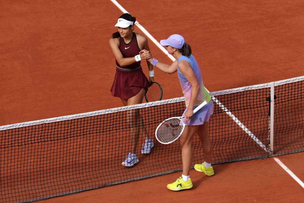 Tay vợt xinh đẹp người Anh bị tố 'lạnh lùng và coi thường' Swiatek sau thất bại ở Roland Garros - Ảnh 1.