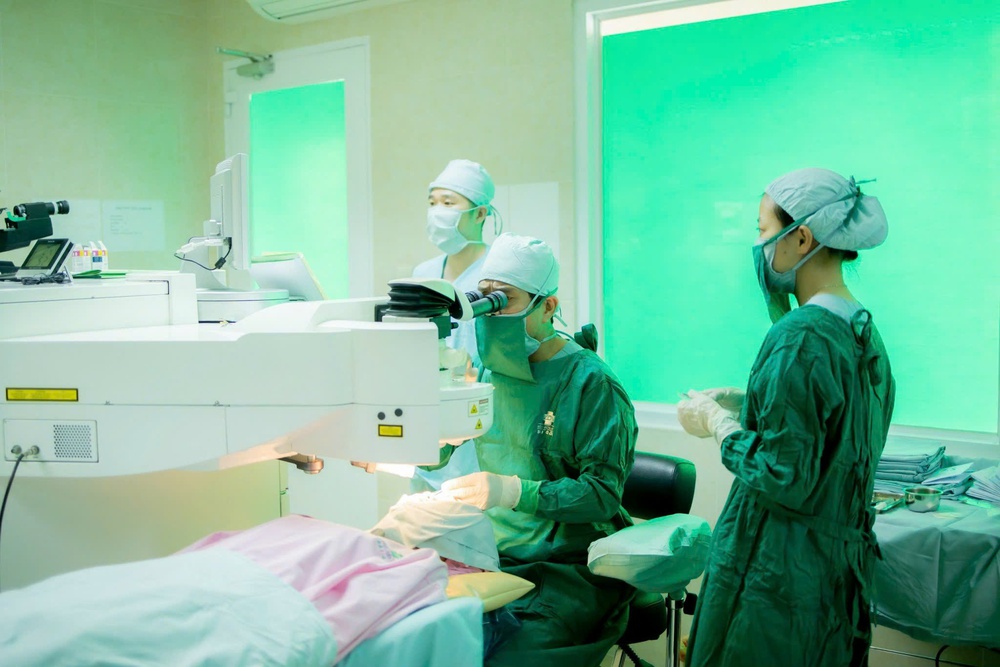 Bệnh viện Mắt Sài Gòn Cần Thơ triển khai mùa xóa cận lớn nhất năm 2025 - Ảnh 1.