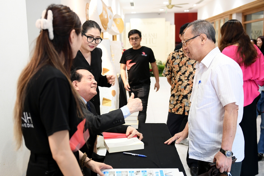 Nhà thơ Hữu Thỉnh ra mắt sách phê bình văn học ở tuổi 84 - Ảnh 2.