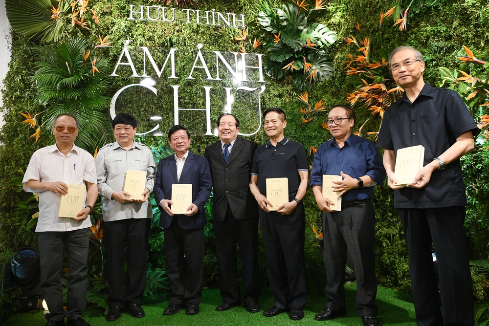 Nhà thơ Hữu Thỉnh ra mắt sách phê bình văn học ở tuổi 84 - Ảnh 3.