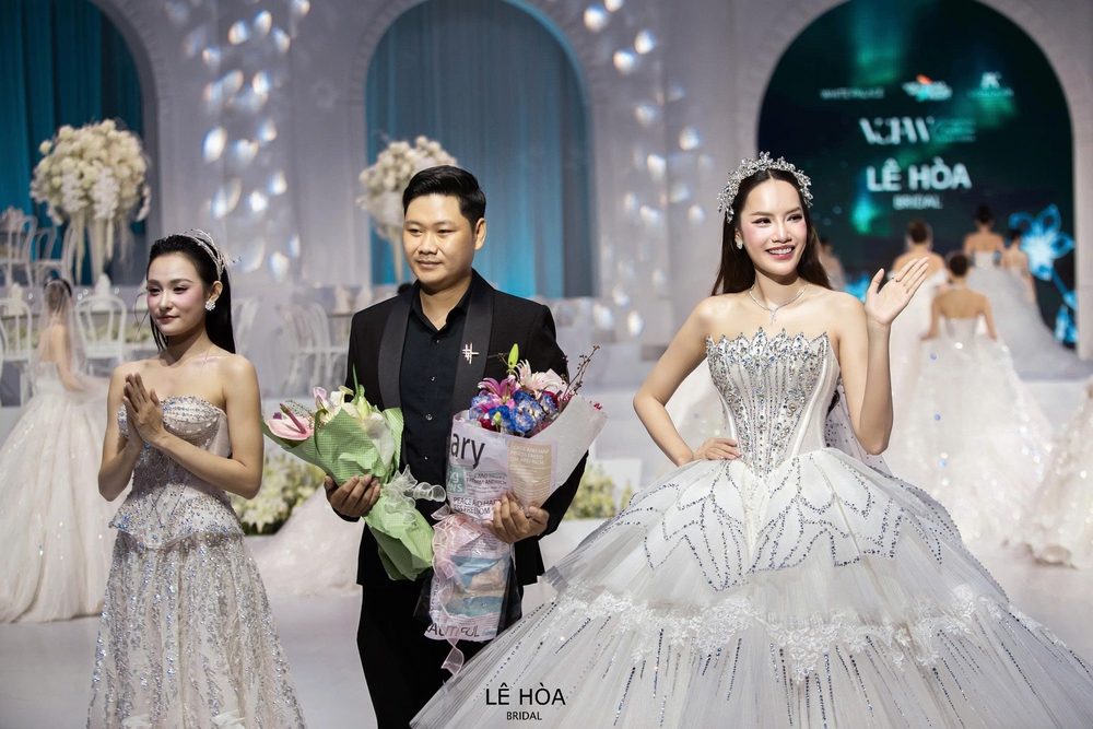 Lê Hoàng Phương làm vedette cho NTK Lê Hòa - Ảnh 3.