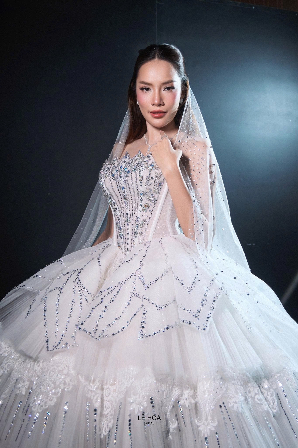 Lê Hoàng Phương làm vedette cho NTK Lê Hòa - Ảnh 1.