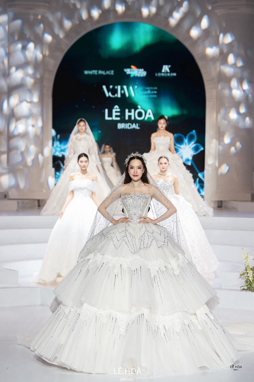 Lê Hoàng Phương làm vedette cho NTK Lê Hòa - Ảnh 2.