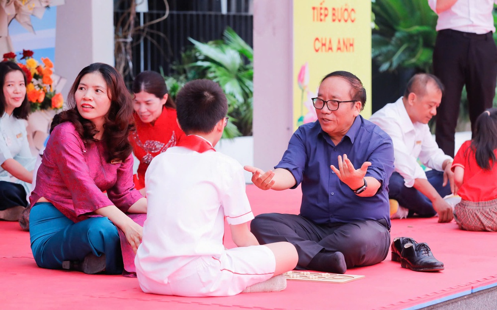 Hiệu trưởng, nhà thơ, Phụ huynh và Học Sinh cùng lan tỏa Trò chơi dân gian trong học đường - Ảnh 2.