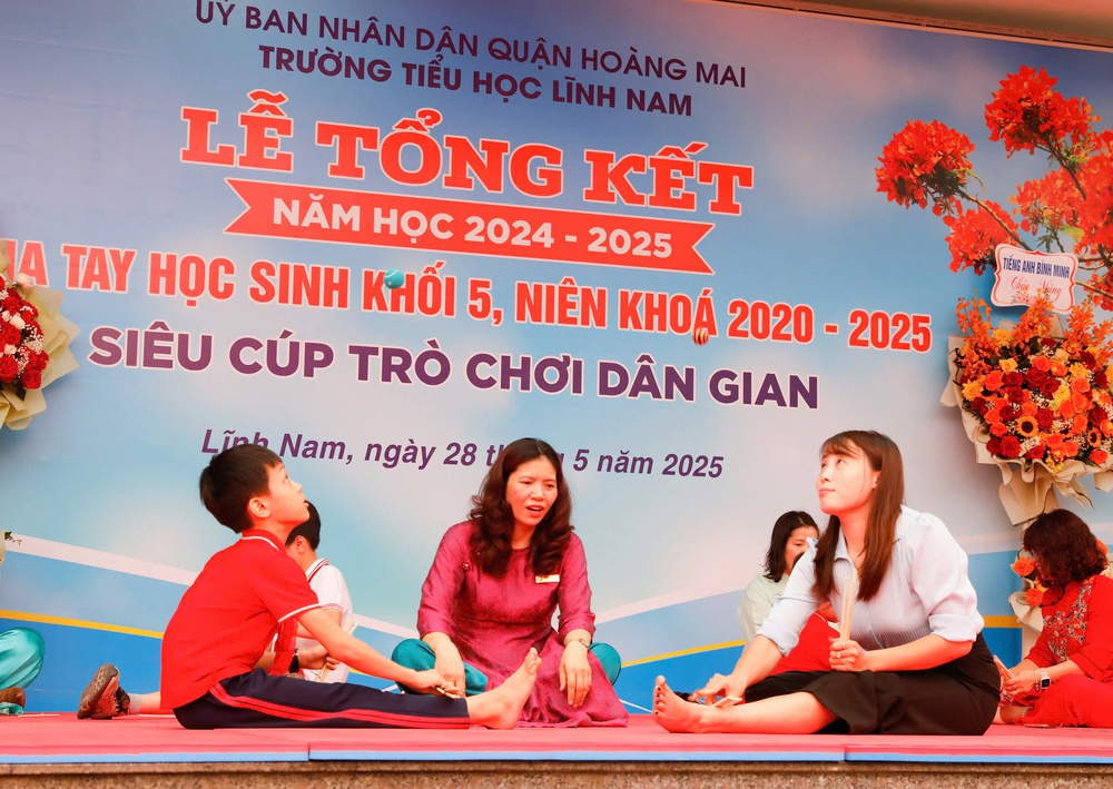 Hiệu trưởng, nhà thơ, Phụ huynh và Học Sinh cùng lan tỏa Trò chơi dân gian trong học đường - Ảnh 1.