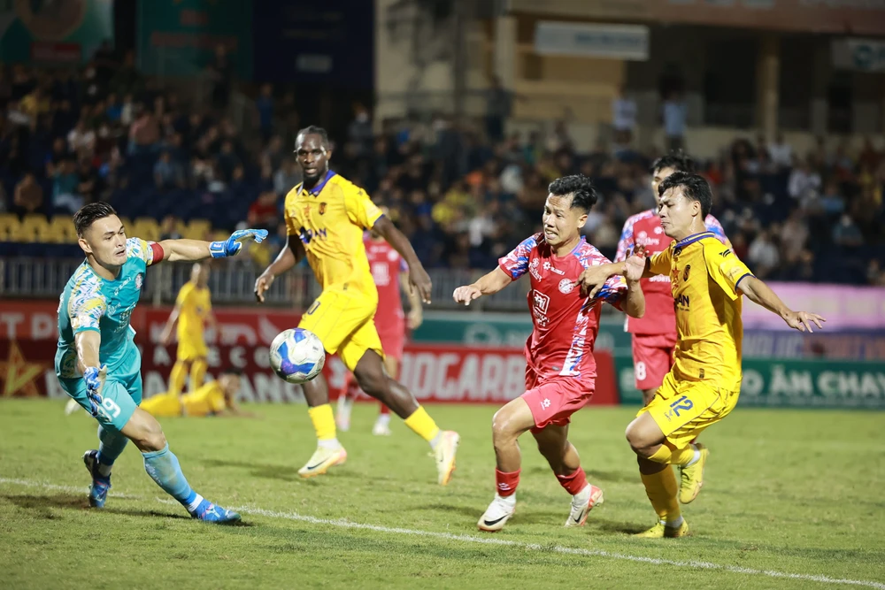Đua trụ hạng V-League 2024/25: Cuộc chiến sinh tồn chỉ còn 4 cái tên - Ảnh 2.