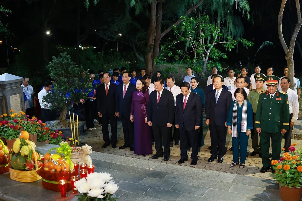 Thủ tướng dự Chương trình chính luận nghệ thuật "Côn Đảo - Hùng ca ý chí Việt Nam" - Ảnh 2. Thủ tướng dự Chương trình chính luận nghệ thuật "Côn Đảo - Hùng ca ý chí Việt Nam" - Ảnh 2.