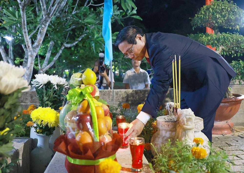 Thủ tướng dự Chương trình chính luận nghệ thuật "Côn Đảo - Hùng ca ý chí Việt Nam" - Ảnh 3. Thủ tướng dự Chương trình chính luận nghệ thuật "Côn Đảo - Hùng ca ý chí Việt Nam" - Ảnh 3.