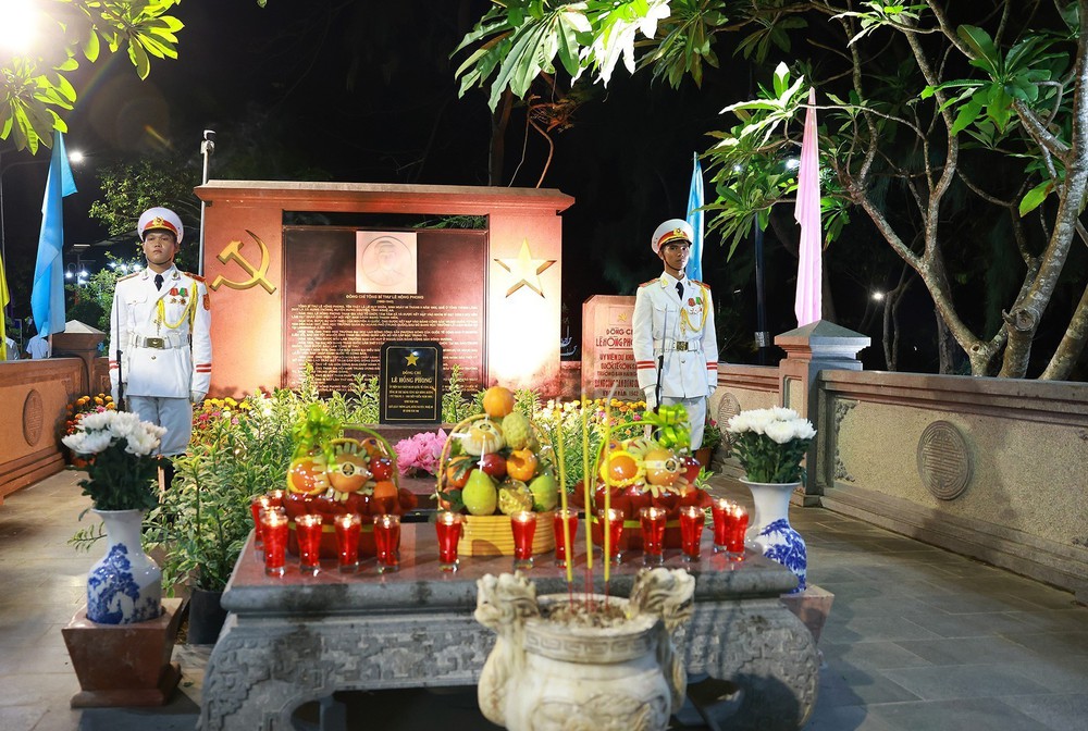 Thủ tướng dự Chương trình chính luận nghệ thuật "Côn Đảo - Hùng ca ý chí Việt Nam" - Ảnh 4. Thủ tướng dự Chương trình chính luận nghệ thuật "Côn Đảo - Hùng ca ý chí Việt Nam" - Ảnh 4.