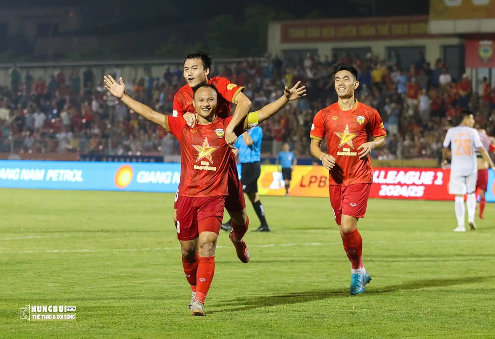 Thẻ đỏ tai hại, Bình Dương ngậm ngùi nhận thất bại trước Hà Tĩnh - Ảnh 2. Hà Tĩnh vs Bình Dương