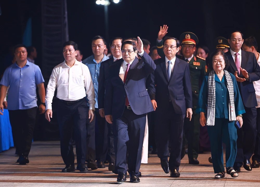 Thủ tướng dự Chương trình chính luận nghệ thuật "Côn Đảo - Hùng ca ý chí Việt Nam" - Ảnh 5. Thủ tướng dự Chương trình chính luận nghệ thuật "Côn Đảo - Hùng ca ý chí Việt Nam" - Ảnh 5.