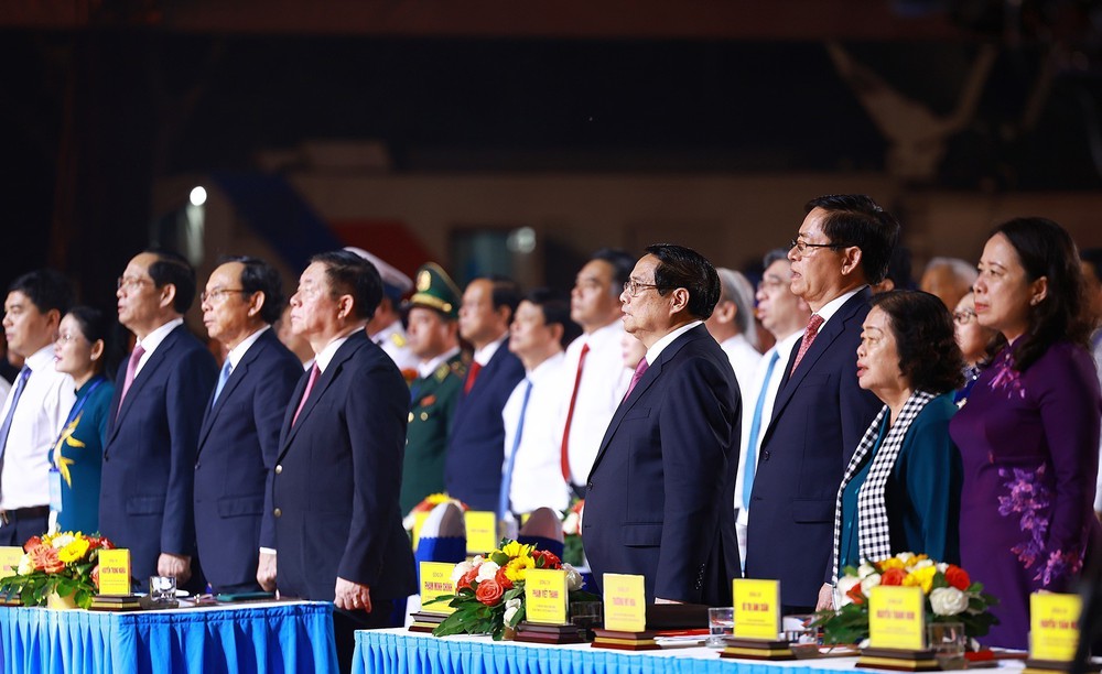 Thủ tướng dự Chương trình chính luận nghệ thuật "Côn Đảo - Hùng ca ý chí Việt Nam" - Ảnh 6. Thủ tướng dự Chương trình chính luận nghệ thuật "Côn Đảo - Hùng ca ý chí Việt Nam" - Ảnh 6.