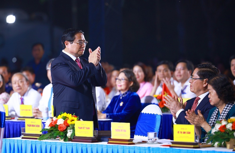 Thủ tướng dự Chương trình chính luận nghệ thuật "Côn Đảo - Hùng ca ý chí Việt Nam" - Ảnh 7. Thủ tướng dự Chương trình chính luận nghệ thuật "Côn Đảo - Hùng ca ý chí Việt Nam" - Ảnh 7.