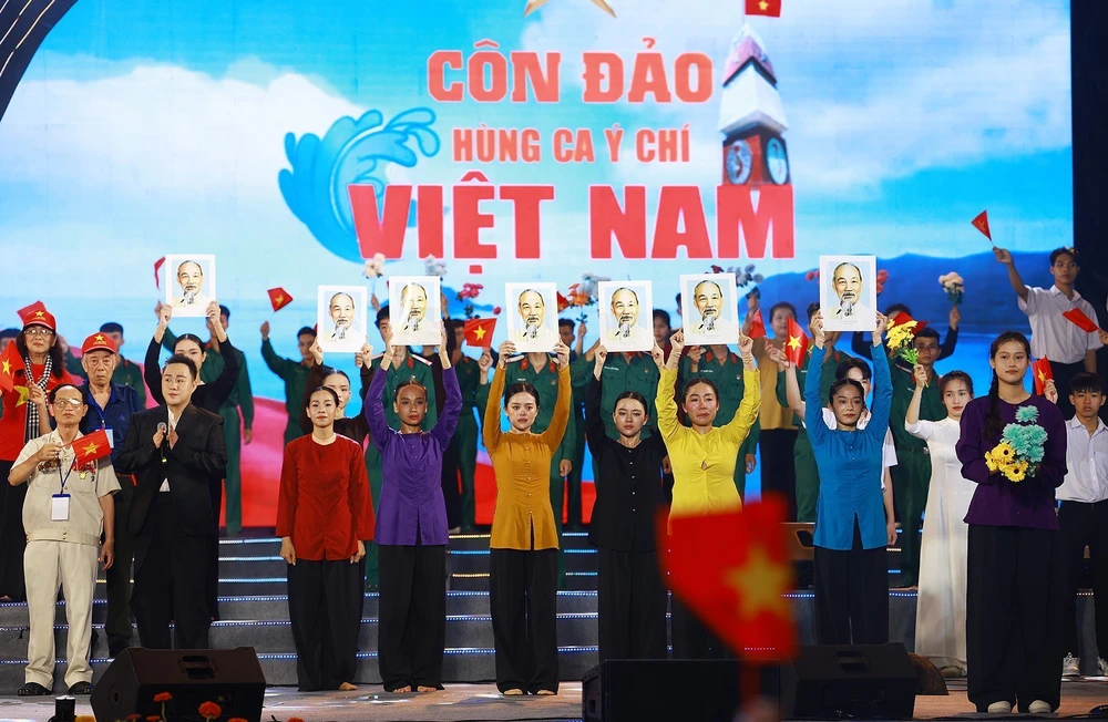 Thủ tướng dự Chương trình chính luận nghệ thuật "Côn Đảo - Hùng ca ý chí Việt Nam" - Ảnh 9. Thủ tướng dự Chương trình chính luận nghệ thuật "Côn Đảo - Hùng ca ý chí Việt Nam" - Ảnh 9.
