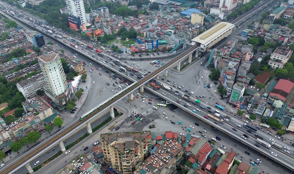 Người dân ùn ùn trở lại Thủ đô cuối kỳ nghỉ lễ 30/4 - 1/5 - Ảnh 4. Người dân ùn ùn trở lại Thủ đô cuối kỳ nghỉ lễ 30/4 - 1/5 - Ảnh 4.