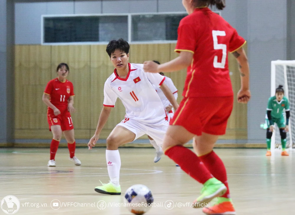 Tin nóng bóng đá Việt hôm nay 4/5: HLV trưởng futsal nữ Việt Nam nói về trận thua Trung Quốc; “Cháy” vé trận “chung kết” V-League Hà Nội vs Nam Định - Ảnh 1.