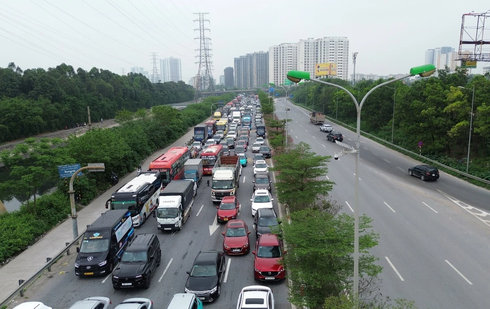 Người dân ùn ùn trở lại Thủ đô cuối kỳ nghỉ lễ 30/4 - 1/5 - Ảnh 1. Người dân ùn ùn trở lại Thủ đô cuối kỳ nghỉ lễ 30/4 - 1/5 - Ảnh 1.