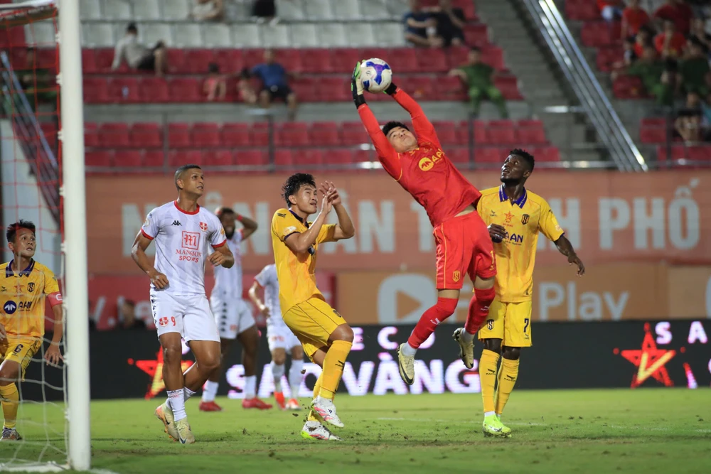 Tin nóng bóng đá Việt hôm nay 4/5: HLV trưởng futsal nữ Việt Nam nói về trận thua Trung Quốc; “Cháy” vé trận “chung kết” V-League Hà Nội vs Nam Định - Ảnh 2.