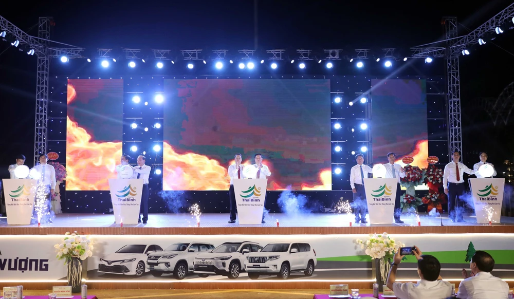 Hàng nghìn người tham dự khai trương phố đi bộ tại Thái Bình - Ảnh 1. Hàng nghìn người tham dự khai trương phố đi bộ tại Thái Bình - Ảnh 1.