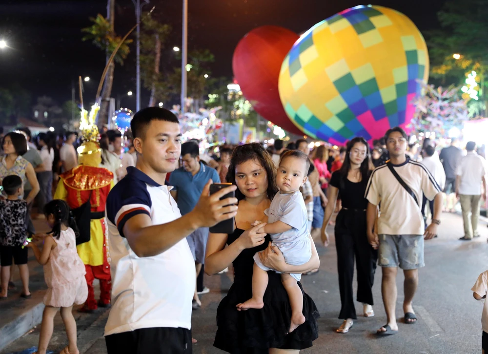 Hàng nghìn người tham dự khai trương phố đi bộ tại Thái Bình - Ảnh 2. Hàng nghìn người tham dự khai trương phố đi bộ tại Thái Bình - Ảnh 2.