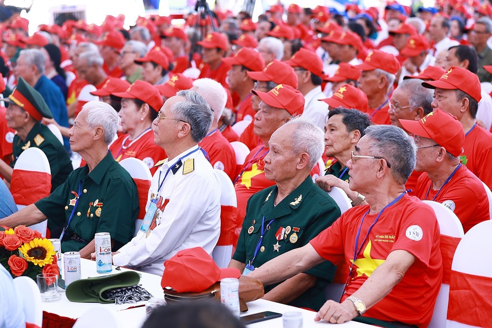 Thủ tướng Phạm Minh Chính: Cựu tù chính trị luôn giữ trong tim ngọn lửa cách mạng sáng ngời - Ảnh 5. Thủ tướng Phạm Minh Chính: Cựu tù chính trị luôn giữ trong tim ngọn lửa cách mạng sáng ngời - Ảnh 5.