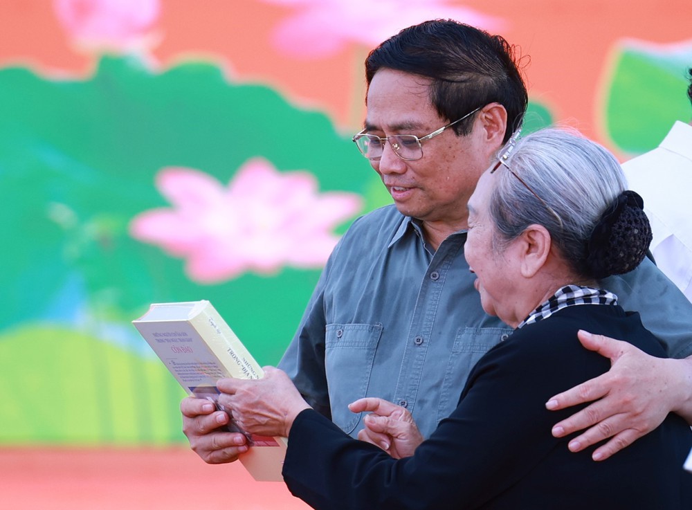Thủ tướng Phạm Minh Chính: Cựu tù chính trị luôn giữ trong tim ngọn lửa cách mạng sáng ngời - Ảnh 2. Thủ tướng Phạm Minh Chính: Cựu tù chính trị luôn giữ trong tim ngọn lửa cách mạng sáng ngời - Ảnh 2.