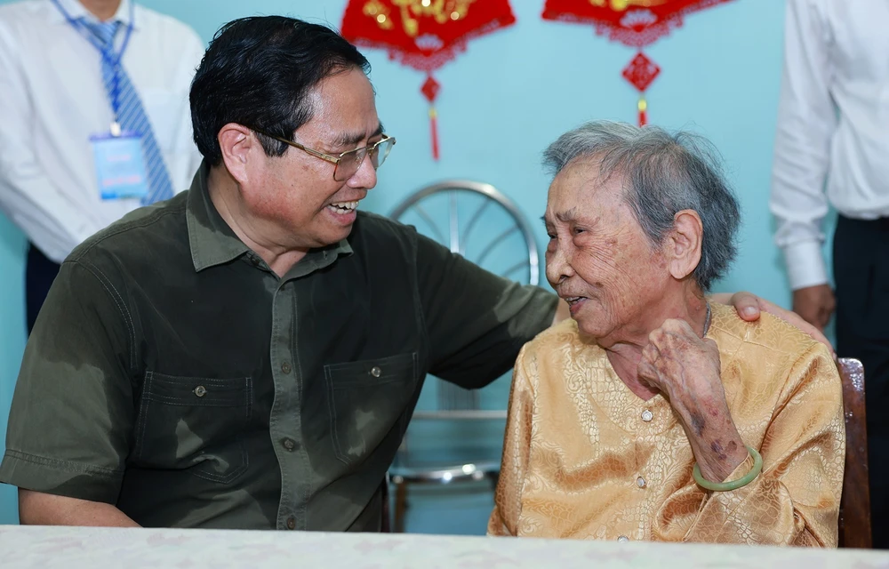 Thủ tướng Phạm Minh Chính thăm gia đình chính sách huyện Côn Đảo - Ảnh 4. Thủ tướng Phạm Minh Chính thăm gia đình chính sách huyện Côn Đảo - Ảnh 4.