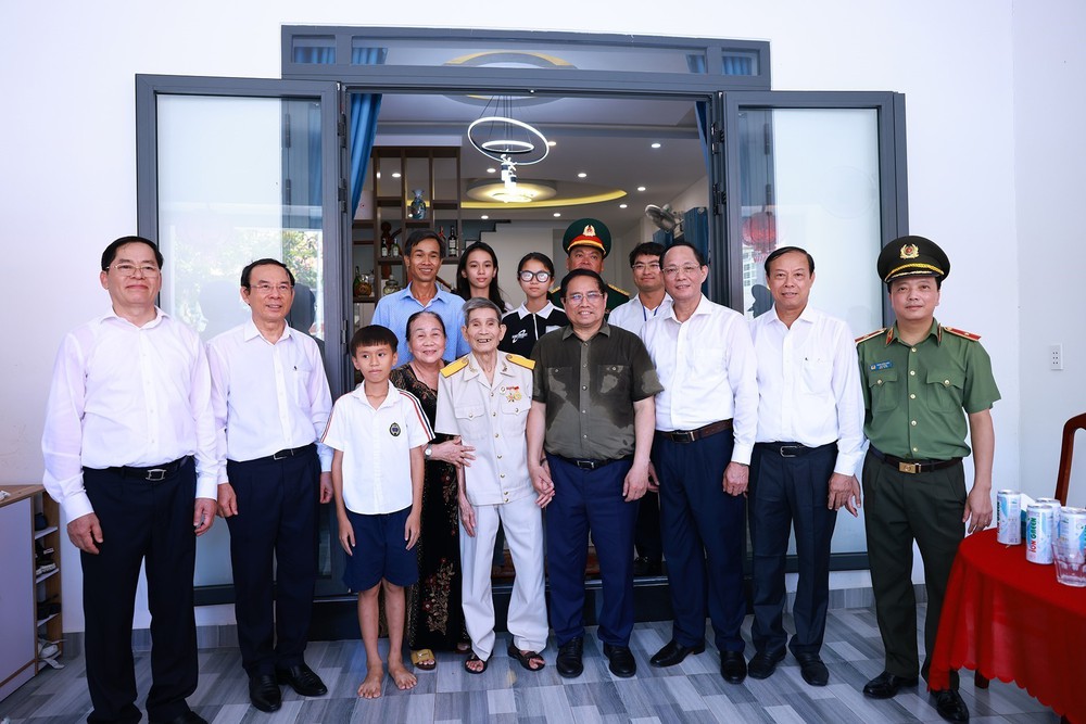 Thủ tướng Phạm Minh Chính thăm gia đình chính sách huyện Côn Đảo - Ảnh 3. Thủ tướng Phạm Minh Chính thăm gia đình chính sách huyện Côn Đảo - Ảnh 3.