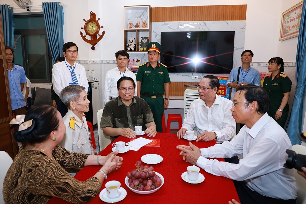 Thủ tướng Phạm Minh Chính thăm gia đình chính sách huyện Côn Đảo - Ảnh 1. Thủ tướng Phạm Minh Chính thăm gia đình chính sách huyện Côn Đảo - Ảnh 1.