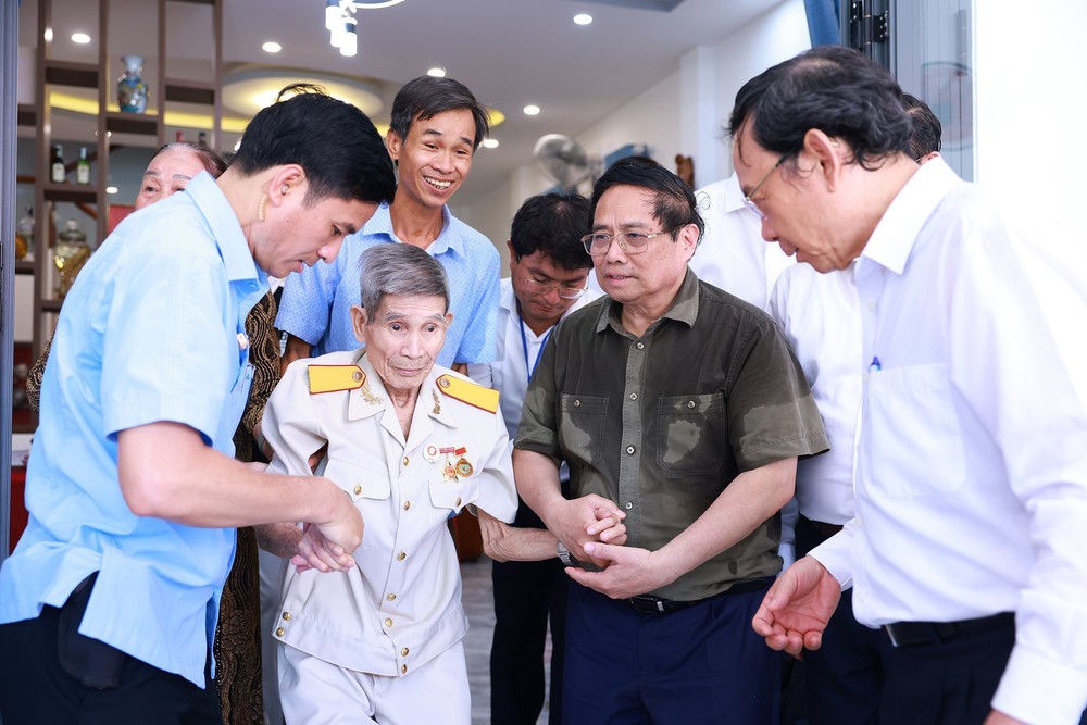 Thủ tướng Phạm Minh Chính thăm gia đình chính sách huyện Côn Đảo - Ảnh 2. Thủ tướng Phạm Minh Chính thăm gia đình chính sách huyện Côn Đảo - Ảnh 2.