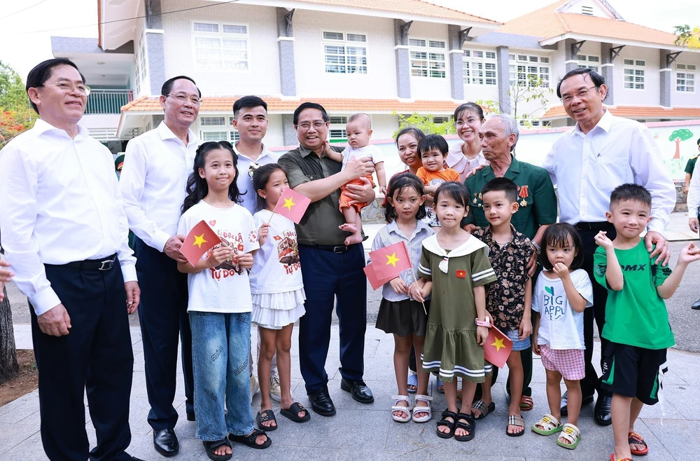 Thủ tướng Phạm Minh Chính thăm gia đình chính sách huyện Côn Đảo - Ảnh 7. Thủ tướng Phạm Minh Chính thăm gia đình chính sách huyện Côn Đảo - Ảnh 7.