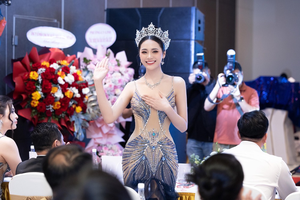 Đinh Như Phương: Vừa đảm nhận vai trò đương kim Hoa hậu, vừa theo học Thạc sĩ - Ảnh 1.