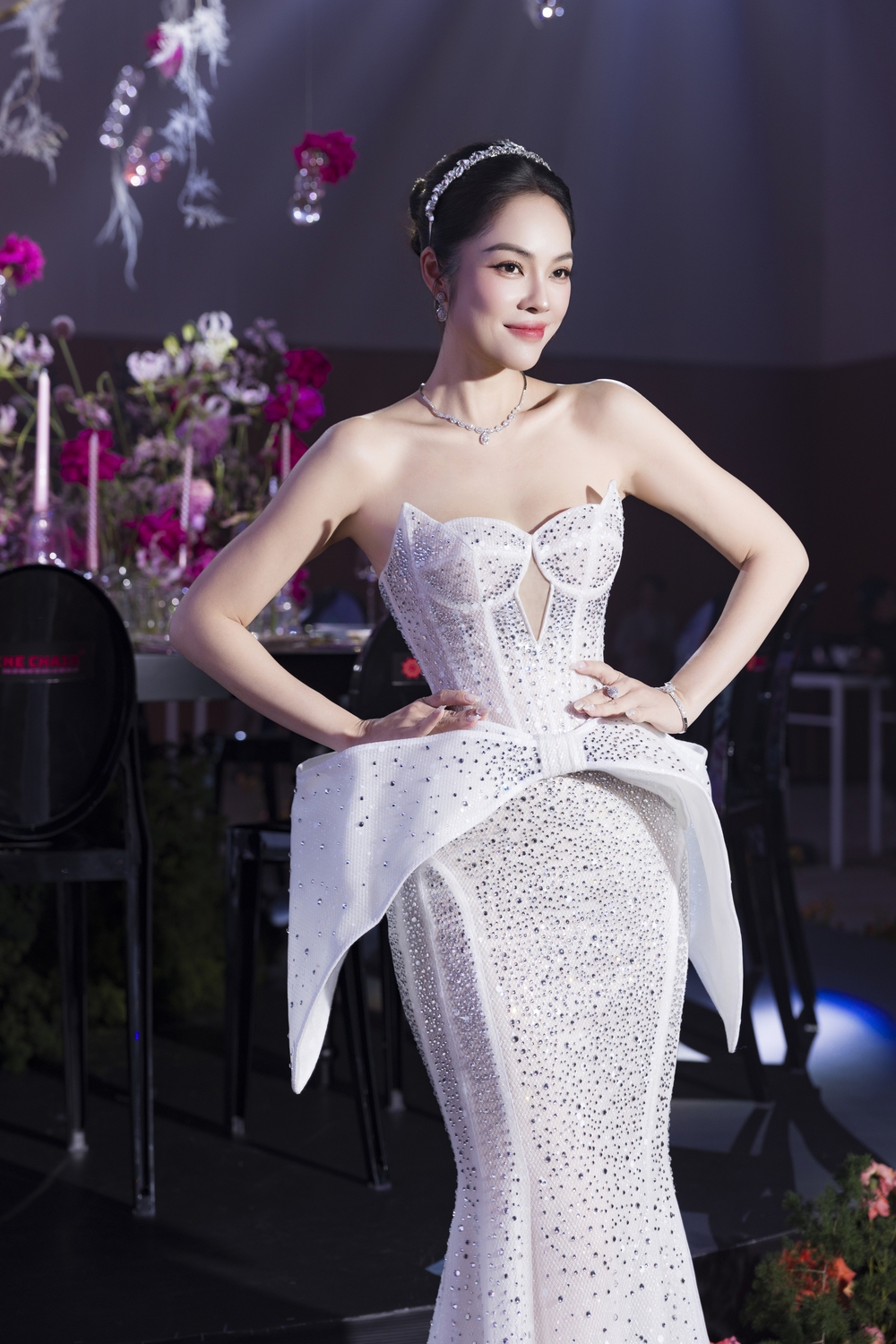 Dương Cẩm Lynh thăng hạng nhan sắc trong loạt ảnh diện váy cưới - Ảnh 1.