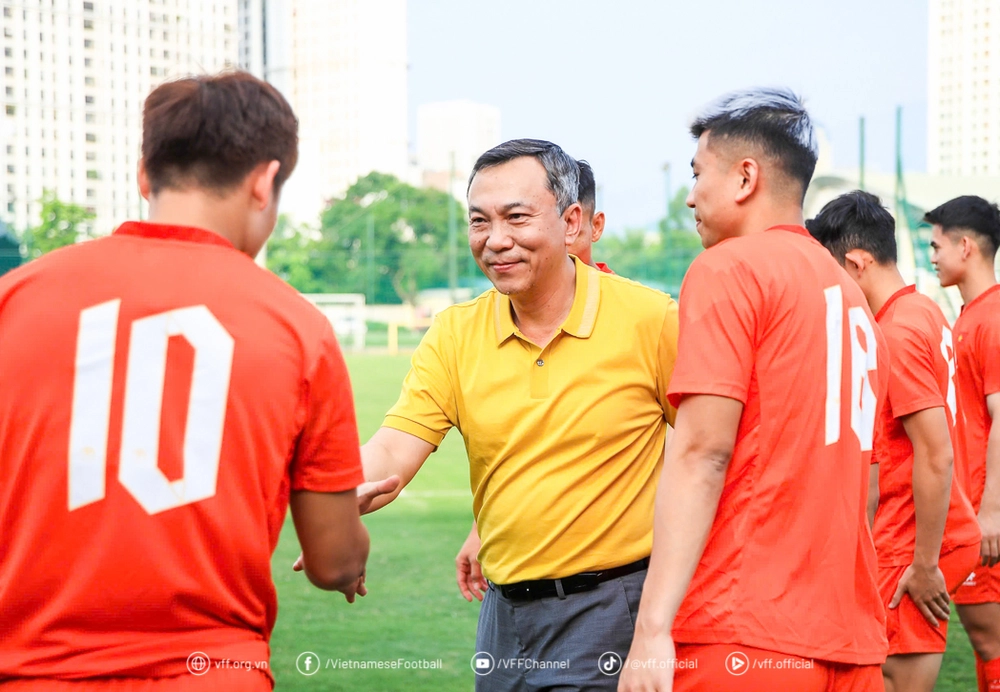Tin nóng bóng đá Việt hôm nay 1/6: Đội tuyển Việt Nam được &quot;tiếp lửa&quot; trước trận đấu với Malaysia; Sao Việt kiều tự tin hòa nhập - Ảnh 1.