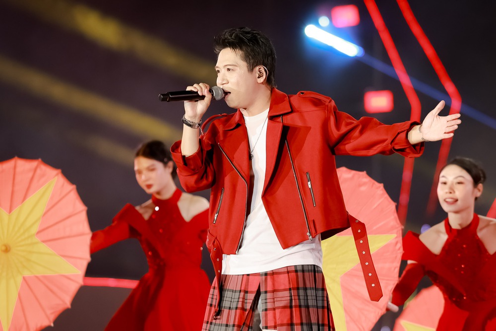 Đạo diễn Phạm Hoàng Giang: Cha, anh &quot;truyền lửa&quot; cảm xúc cho tôi dựng &quot;Non sông gấm vóc - Một dải vinh quang&quot; - Ảnh 9.