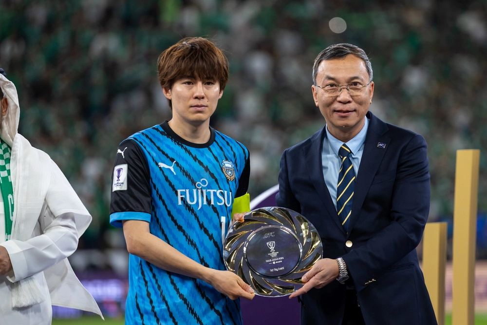 Chủ tịch VFF trao giải tại chung kết AFC Champions League Elite 2024/25 - Ảnh 1.